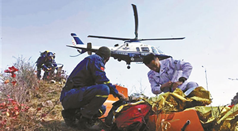 北京警方为救坠崖驴友启用直升机 专家：这些驴友应缴纳费用