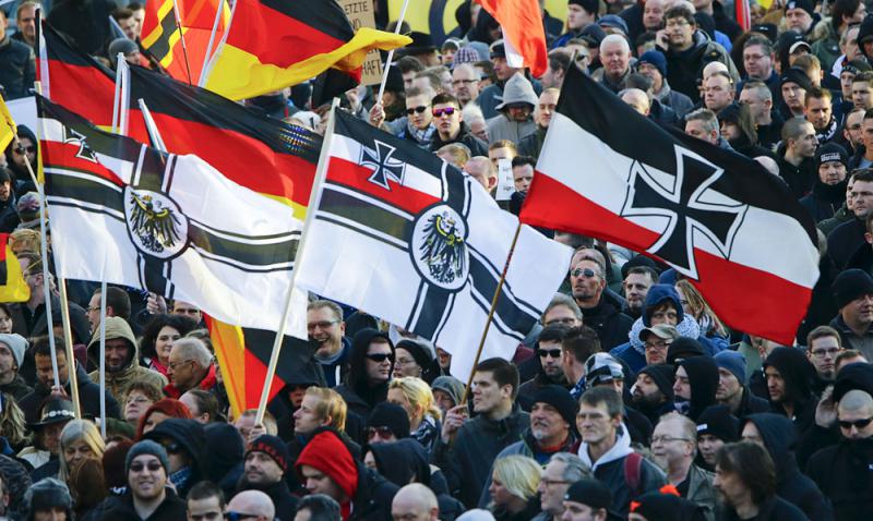 图:2016年,德国右翼的支持者挥动德意志帝国军旗和德国国旗反对移民