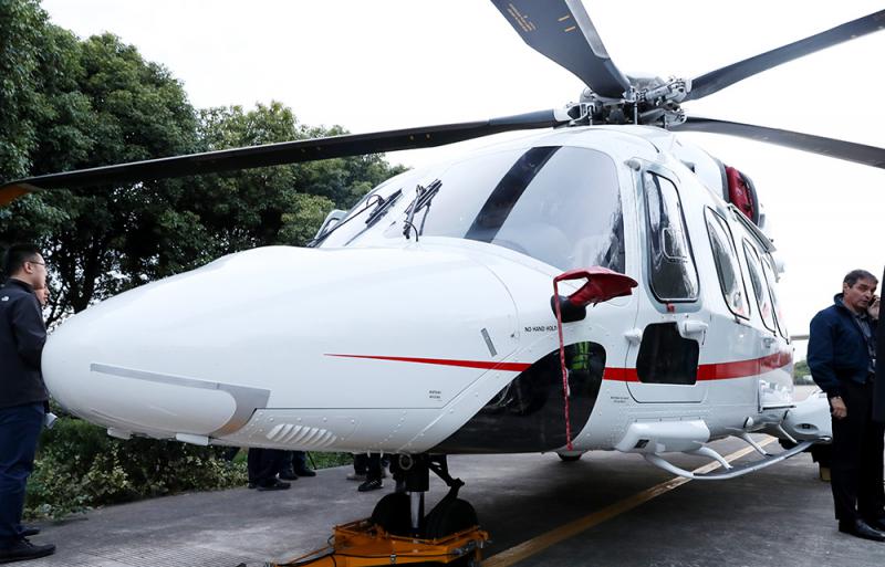 意大利aw189直升机停放在位於上海高东直升机场外的展示区域 新华