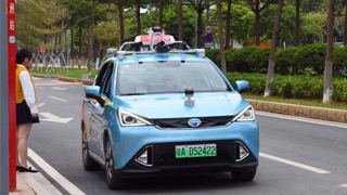 中国内地首辆自动驾驶出租车广州投入试运营