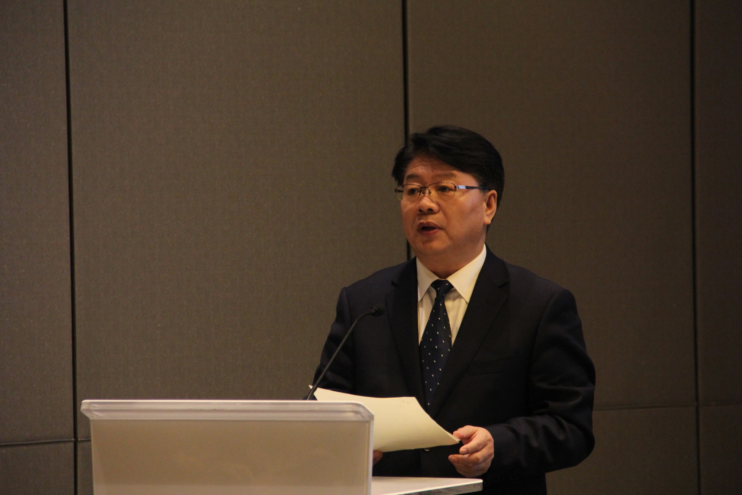 山东省工业和信息化厅副厅长张忠军介绍山东工业品牌设计情况 (胡卧龙