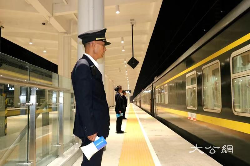 ​南陽火車站新站房運營 完善豫西南鐵路運輸功