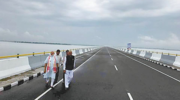 莫迪为印最长大桥开通站台 外媒：边境建大桥军事意味浓