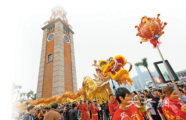 ■元旦巡遊吸引大批内地与海外旅客驻足观赏及自拍留念。 香港文汇报记者梁祖彝  摄