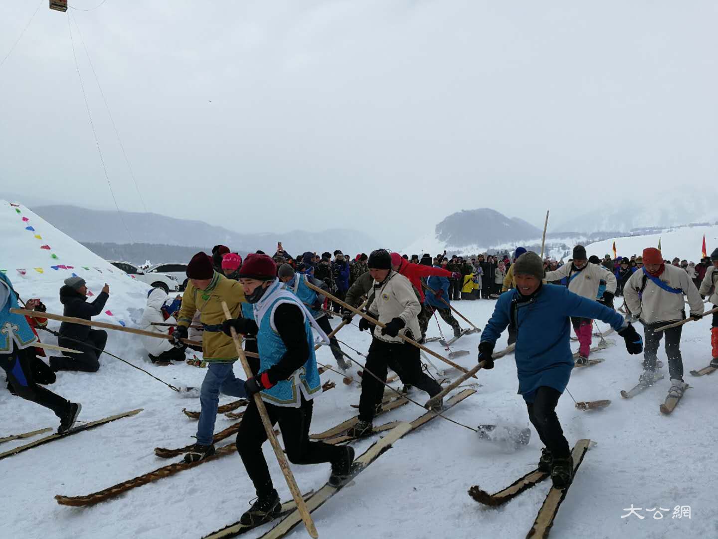 喀納斯冰雪風情旅遊節暨潑雪狂歡節現場舉辦滑雪比賽 應江洪 攝