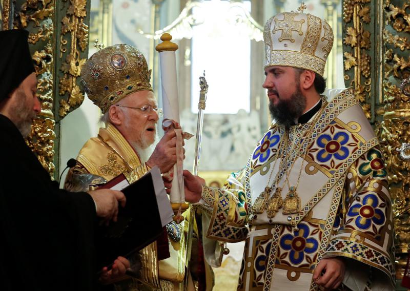 6日,新当选的乌克兰东正教会首领伊比法尼(右)从君士坦丁堡牧首(左