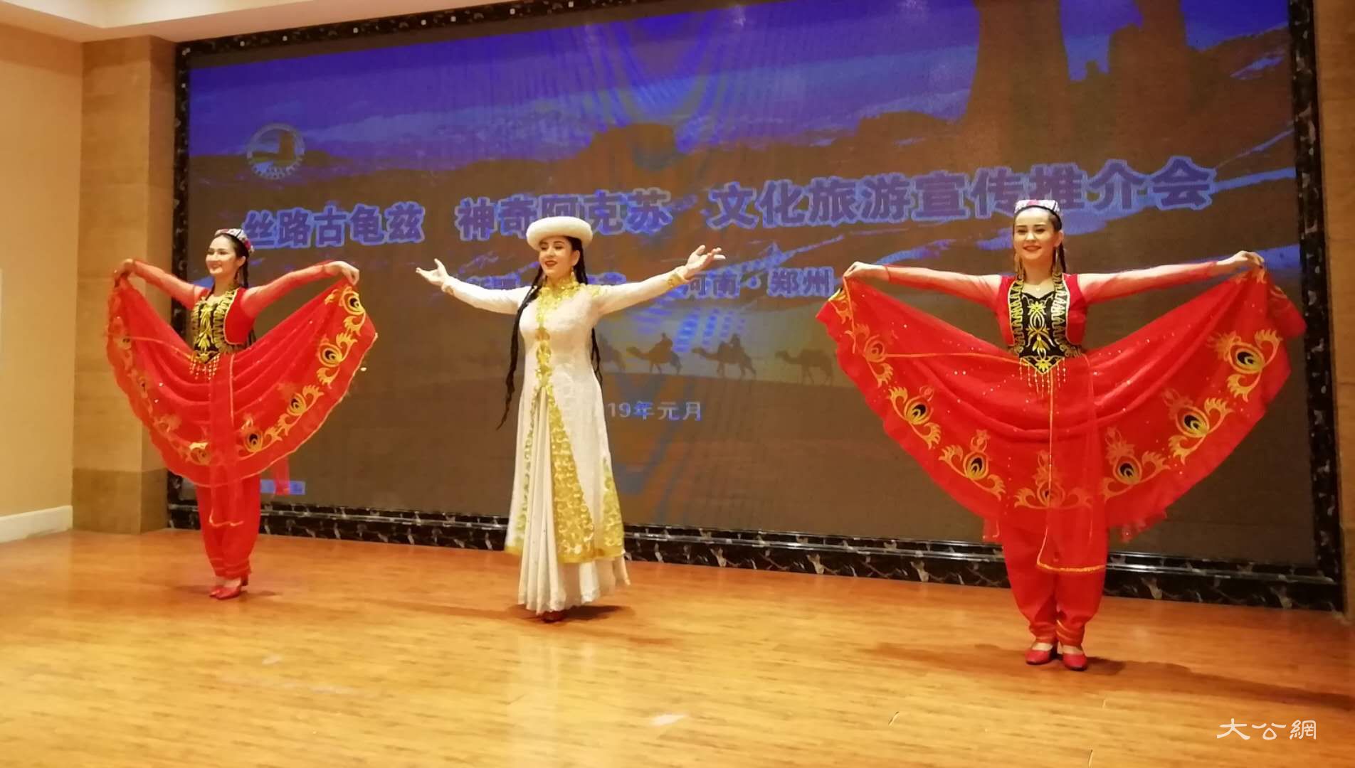 新疆阿克蘇文化旅遊推介會在鄭州舉辦  大公網訊（高攀）1月14日，“絲路古龜茲 神奇阿克蘇”文化旅遊推介會在鄭州舉辦，帶來的30多種優質特色農產