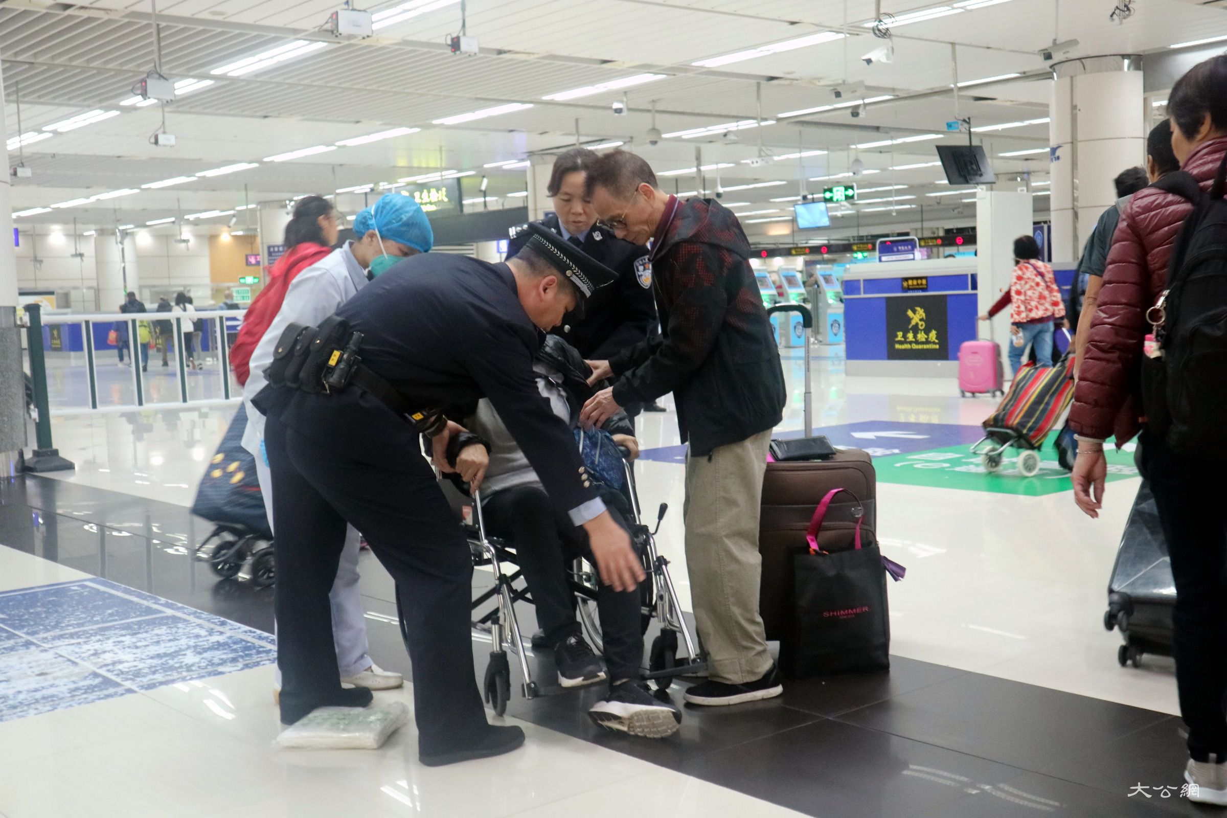 香港旅客不慎摔伤 深圳边检民警紧急施救