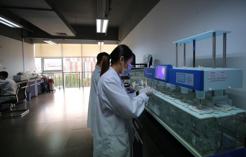年轻的科研人员在深圳一家高新药物研发实验室内工作\资料图片