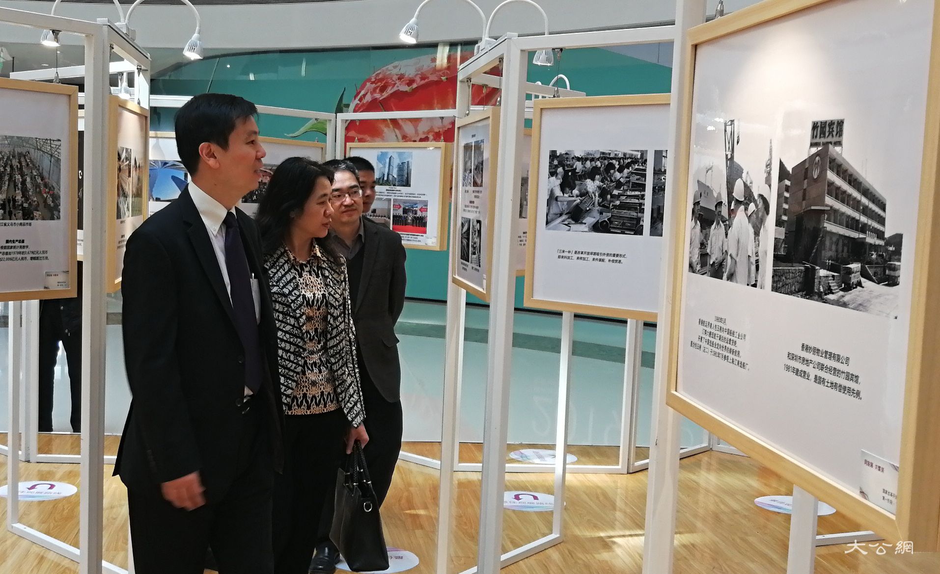 「同發展 • 共繁榮」香港特區慶祝國家改革開放40周年展覽暨香港圖片展在鄭州舉行