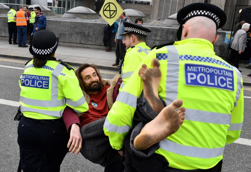 環團示威擾倫敦 警方捕近300人