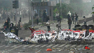 连日反选举结果 印尼骚乱8死逾700伤 中使馆提醒防范