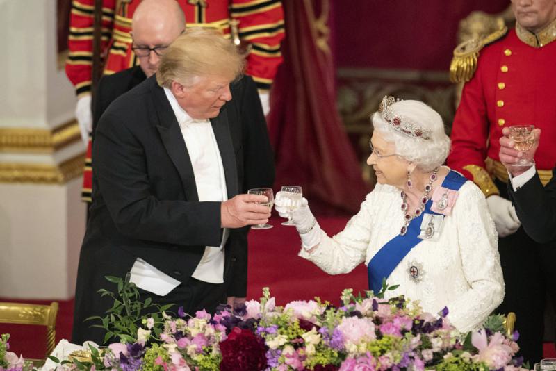英女王國宴款待 特朗普讚「偉大女性」
