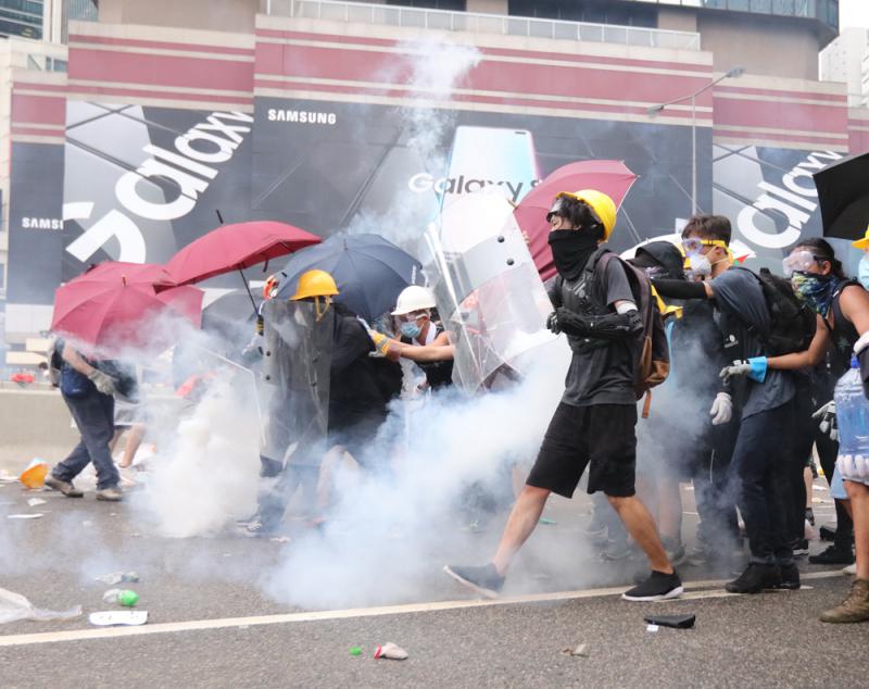 示威者衝擊警方絕對構成暴動罪