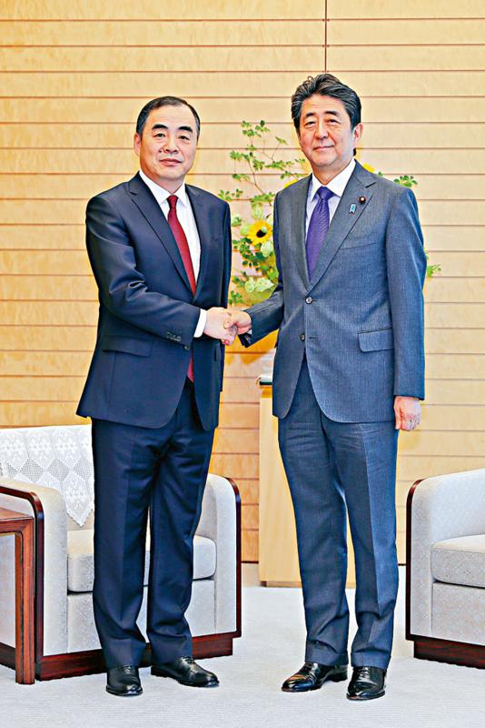 图:6月11日,中国驻日本大使孔铉佑前往首相官邸拜会日本首相安倍晋