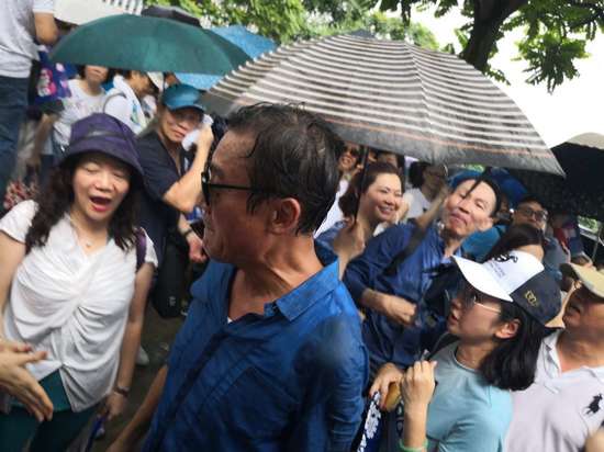 《寒戰》主演梁家輝現身民間聲援集會 冒大雨撐警