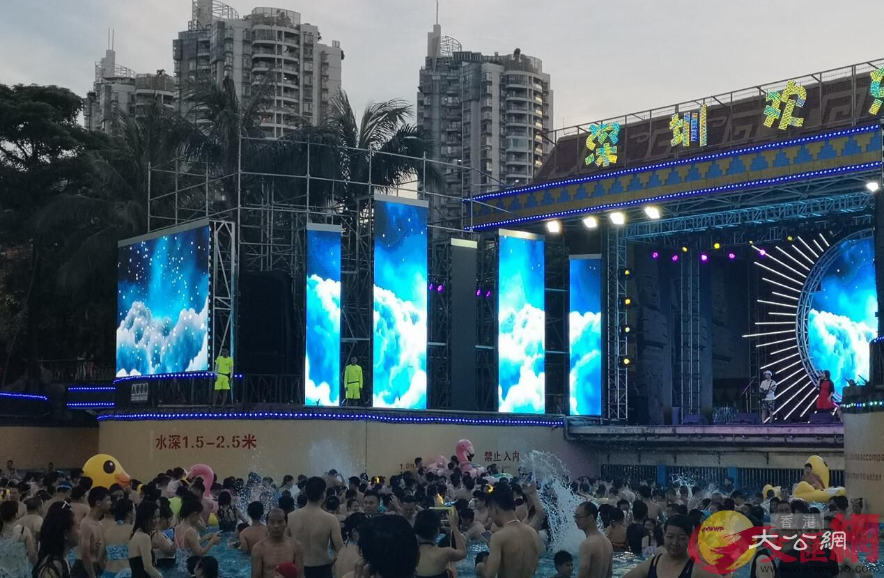 2019狂歡節期間，深圳歡樂谷將舉辦大型實景狂歡晚會狂歡，國內外知名樂隊、DJ、勁爆搖滾樂隊悉數登場。