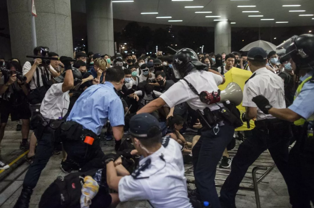 香港警察家屬：我們何時成了「過街老鼠」?