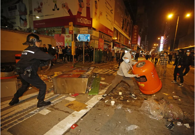 香港警察家屬：我們何時成了「過街老鼠」?