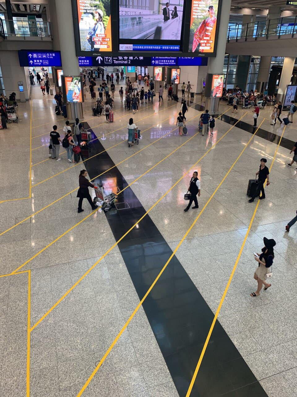 「黑衣人」今香港機場集會 部分大堂長櫈早前被拆除