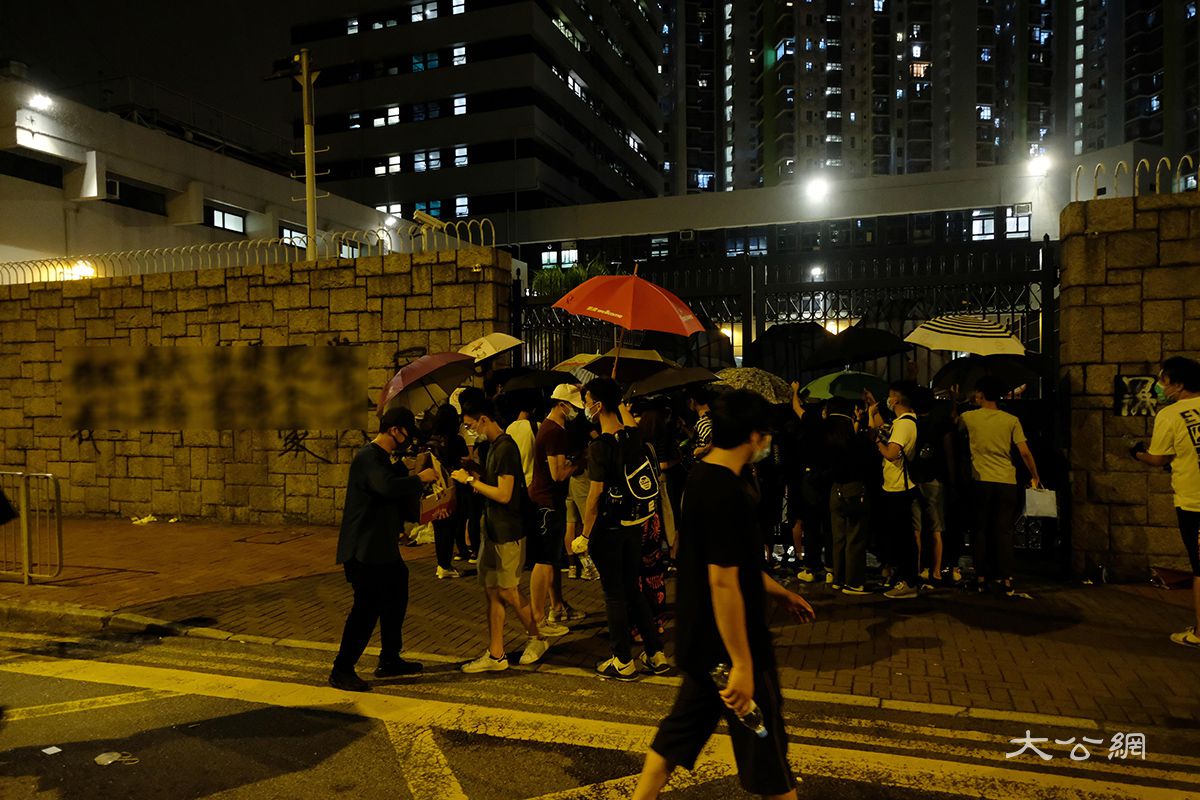 香港葵涌警署昨晚兩度被圍 暴徒路障封路擎美國旗