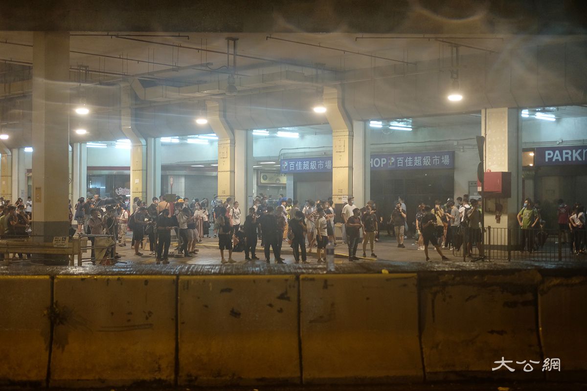 香港葵涌警署昨晚兩度被圍 暴徒路障封路擎美國旗