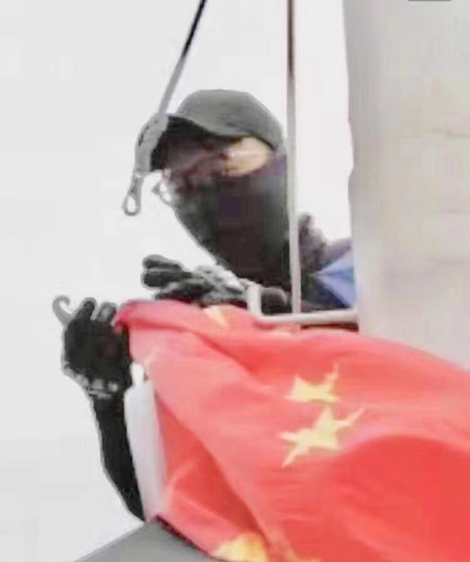 包庇「辱國旗」 亂港議員拒與暴徒割席