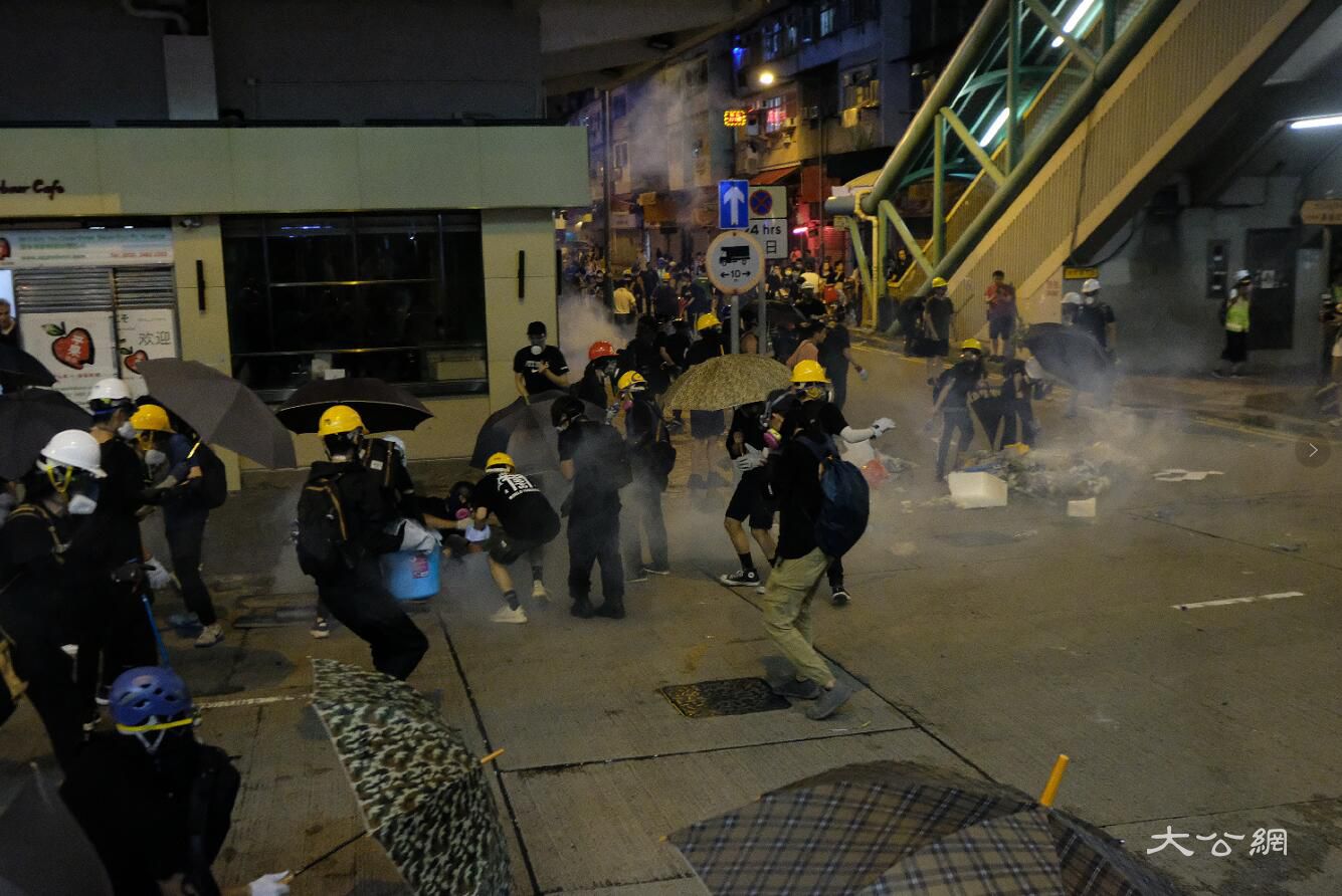 暴徒衝擊深水埗警署,警方施放催淚彈。(文匯報資料圖片) 港業界料7月訪港遊客大跌 當地旅行社或現裁員潮