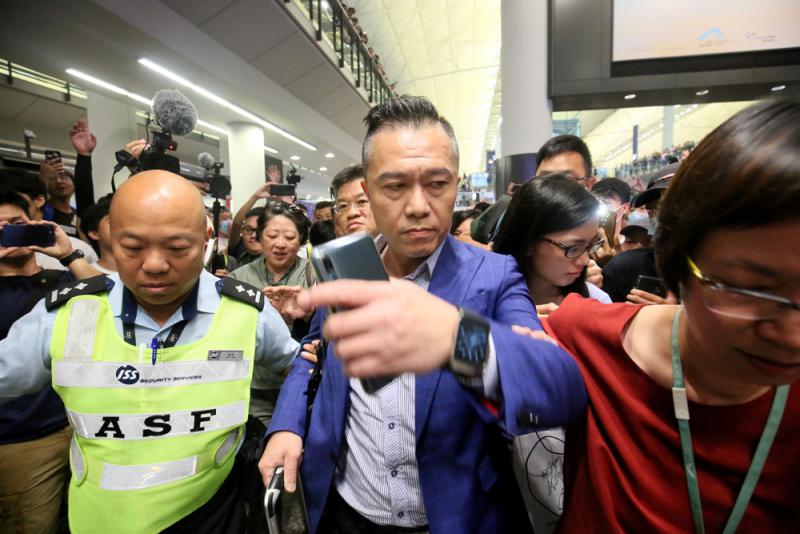 「接機」擾旅客 市民轟「香港之恥」