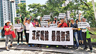 ﻿香港市民自发示威斥李柱铭卖国