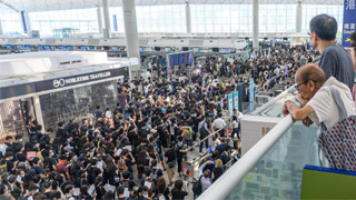 暴乱瘫香港机场 重创经贸物流旅游