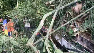 中国旅行团在老挝发生严重车祸 事故已造成13人遇难