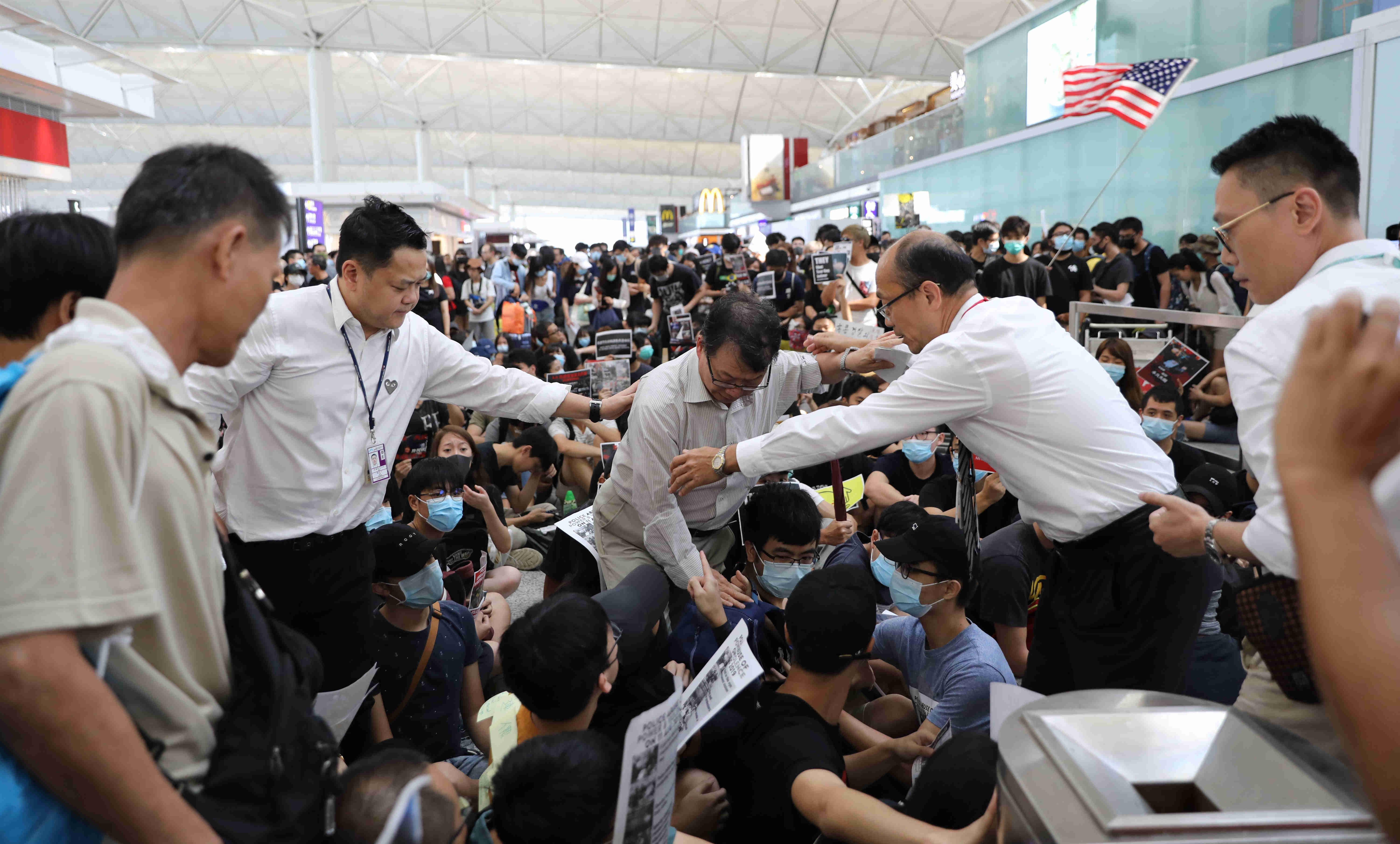 香港機管局禁制令獲准延長 擾機場者監禁