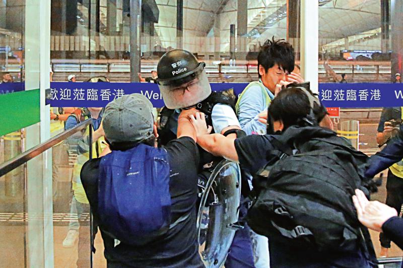 涉機場襲警 「港獨」邱文勁被控兩重罪