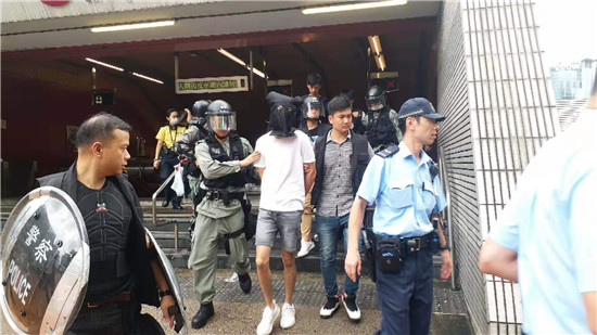 3人涉違港鐵禁制令在荔景站被捕