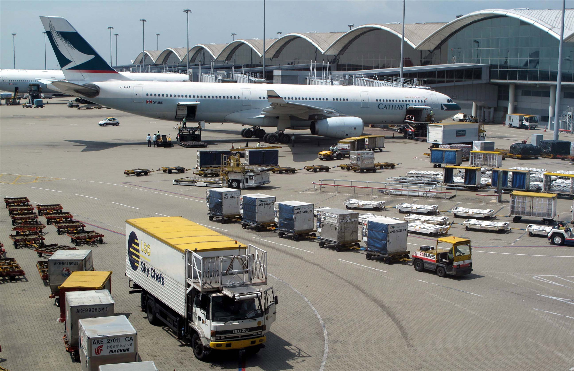 國泰3班機氧氣樽被排氣 涉事航班機組人員停飛助查