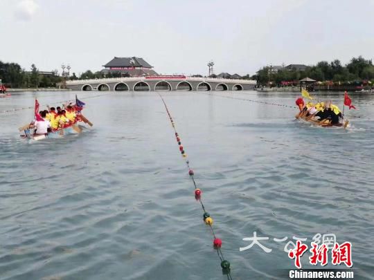 來自瑪納斯縣各鄉鎮,城鎮機關單位的21支隊伍共200多人,進行為期兩天的龍舟比賽。 陶拴科 攝 新疆瑪納斯縣「揮槳激浪賽龍舟」
