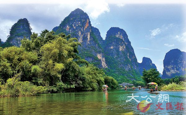 ■在廣西省陽朔的遇龍河竹筏漂流，可一路欣賞秀美景色。香港文匯報記者黃寶儀  攝