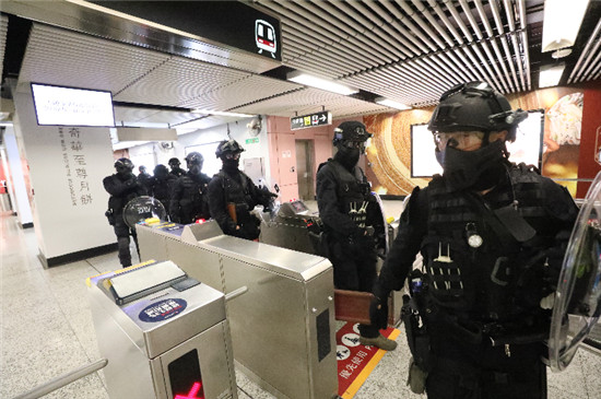 香港警方為休班警配備伸縮警棍