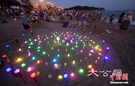 資料圖：國慶黃金周假日里，廈門美麗的海邊夜色吸引了許多遊客駐足流連。<a target=