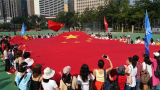 香港市民高举巨幅国旗迎国庆 高喊“我们永远都是护旗手”