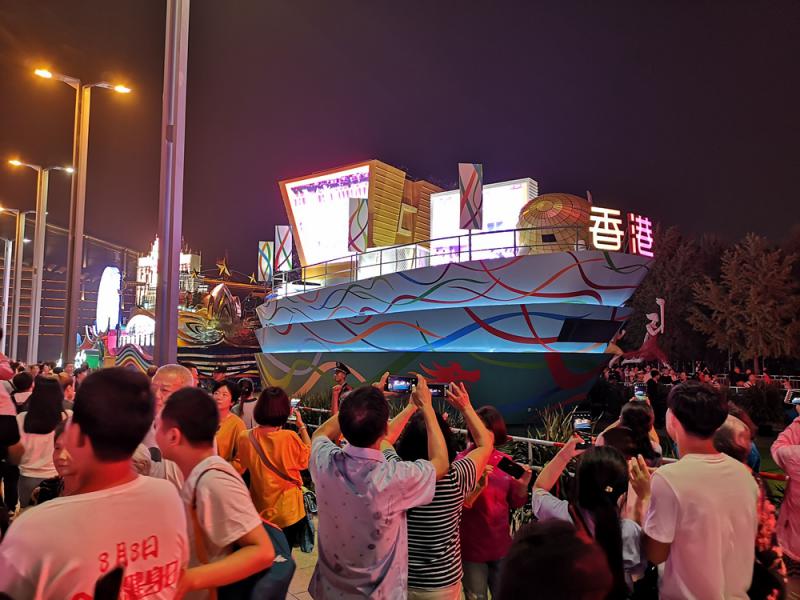 國慶彩車成新景點 遊人爭留影