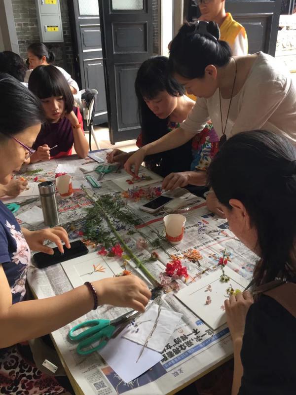 文博遊火爆 製壓花賀卡為長輩祈福