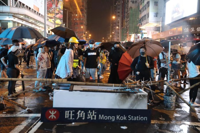 暴徒高處擲單車襲警 香港警方譴責暴力行徑