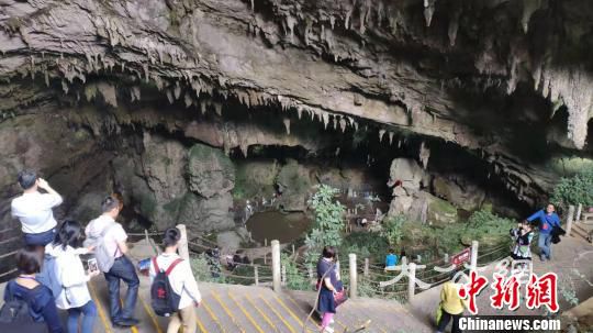 海外華文媒體代表探訪織金洞。 石小傑 攝 貴州青山綠水「淌」金銀 旅遊扶貧成效顯