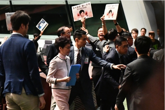 新華時評：香港反對派議員既縱暴也施暴