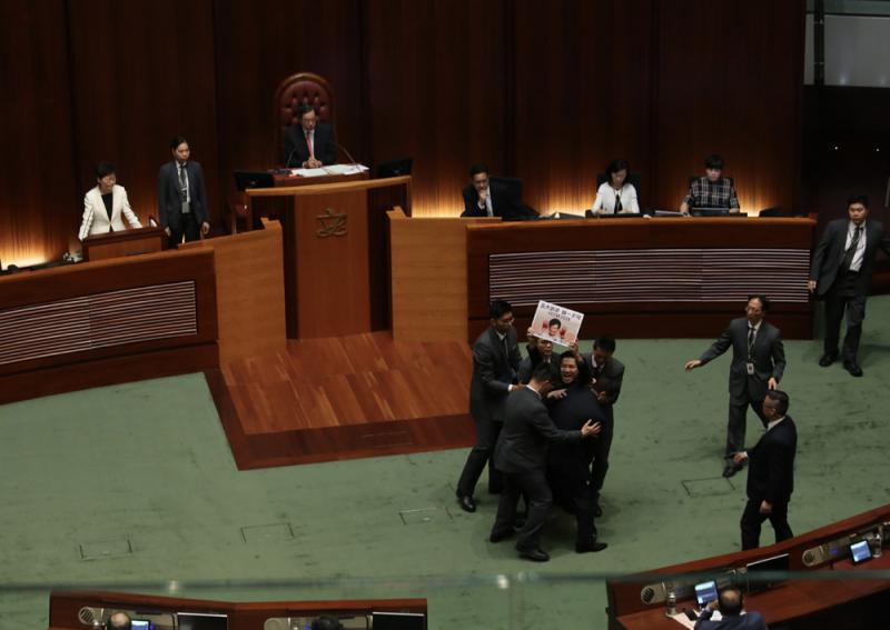 「議會暴徒」搗亂答問會拖香港後腿
