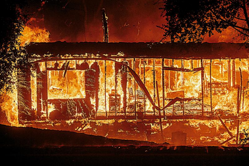 加州山火蔓延 逾五萬人逃離家園