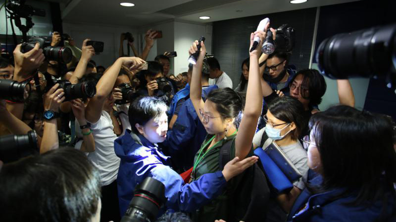 “黑记”骑劫警方记招 自认搞事非采访