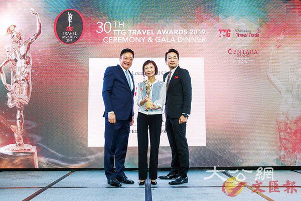 ■海逸國際酒店集團董事高寶珍（中）在第30屆TTG年度旅遊大獎頒典禮上接受殊榮